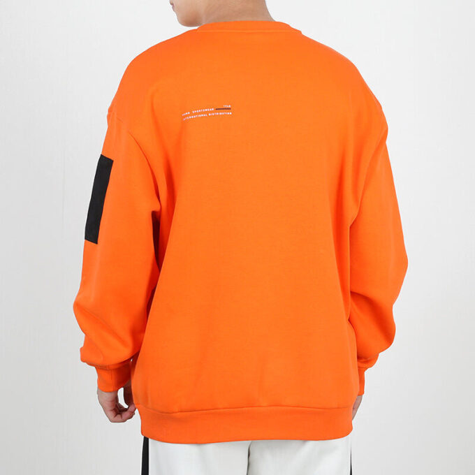 Avslappnad lös rund halsad pullover med låg orange färg