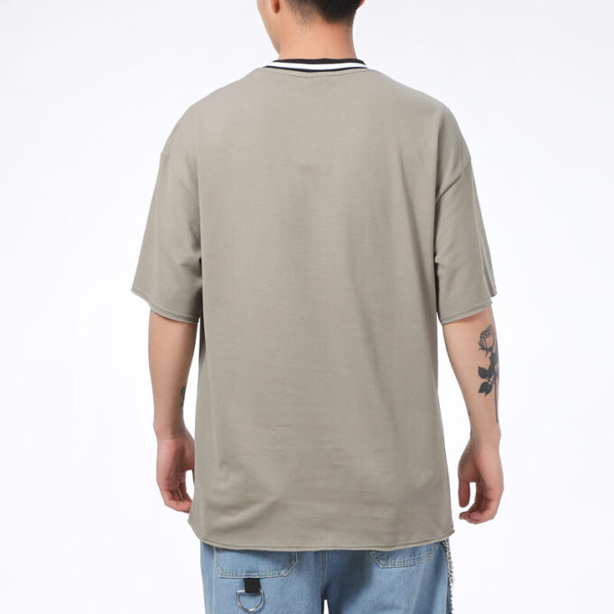 Enfärgad herr-T-shirt med rund hals ”Olivgrön”