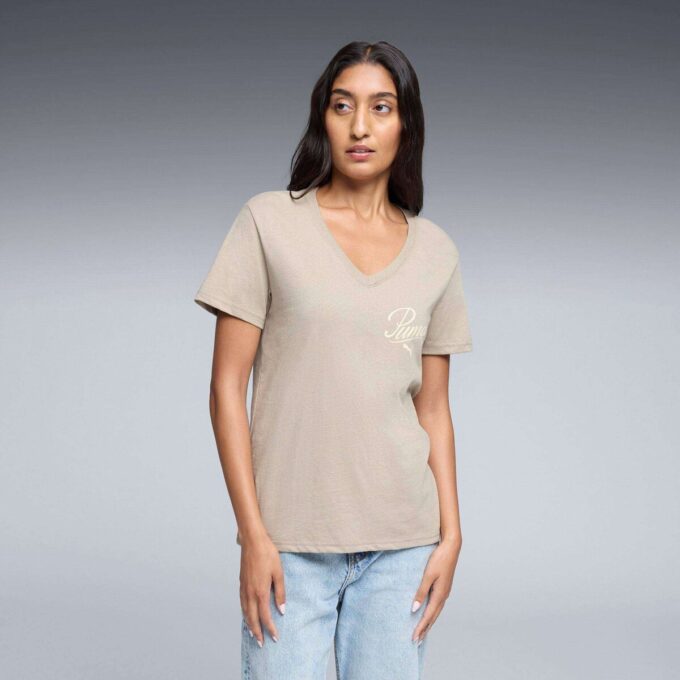 Essentials Script T-shirt med V-ringning för kvinnor Essentials Script T-shirt med V-ringning för kvinnor