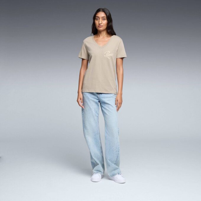 Essentials Script T-shirt med V-ringning för kvinnor Essentials Script T-shirt med V-ringning för kvinnor