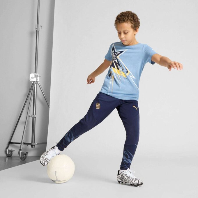 PUMA x CHRISTIAN PULISIC fotbollströja med logotyp för barn PUMA x CHRISTIAN PULISIC fotbollströja med logotyp för barn