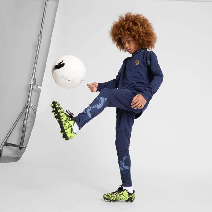 PUMA x CHRISTIAN PULISIC TACTO II fotbollsskor för barn, fast/konstgjord mark PUMA x CHRISTIAN PULISIC TACTO II fotbollsskor för barn, fast/konstgjord mark