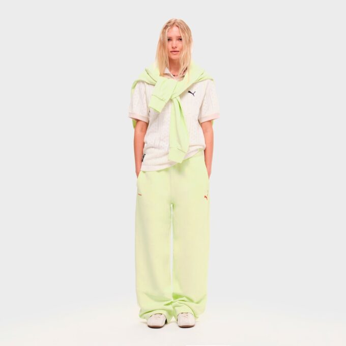 PUMA x MADHAPPY Fleece Träningsbyxor med raka ben PUMA x MADHAPPY Fleece Träningsbyxor med raka ben