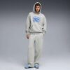 PUMA x MADHAPPY Fleece Träningsbyxor med raka ben PUMA x MADHAPPY Fleece Träningsbyxor med raka ben