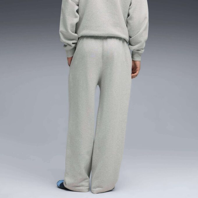 PUMA x MADHAPPY Fleece Träningsbyxor med raka ben PUMA x MADHAPPY Fleece Träningsbyxor med raka ben