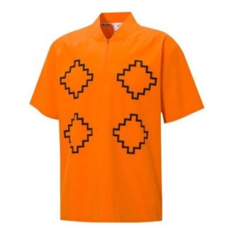 PUMA x Pronounce Graphic V-ringad kortärmad t-shirt ”Orange Black”