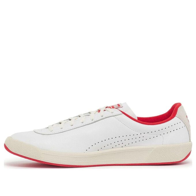 Stjärnjordgubbar och gräddvita sneakers ”Vitröd”