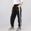 (WMNS) Classics Relaxed Joggers Logo Print Sportsbyxor Svarta