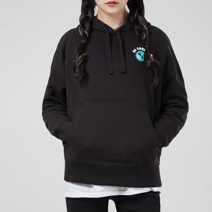 (WMNS) Downtown Graphic Hoodie ”Svart Blå Rosa”