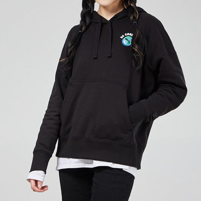 (WMNS) Downtown Graphic Hoodie ”Svart Blå Rosa”