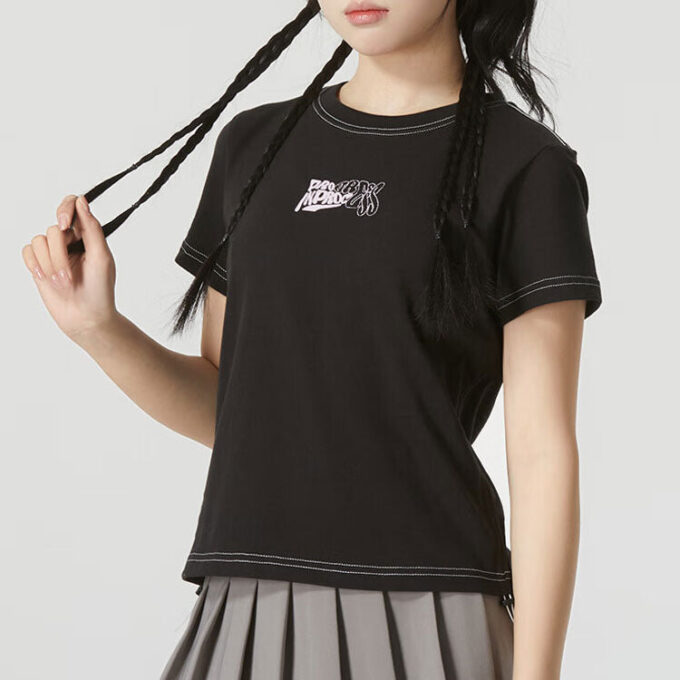 (WMNS) Grafisk Kort Topp ”Svart”
