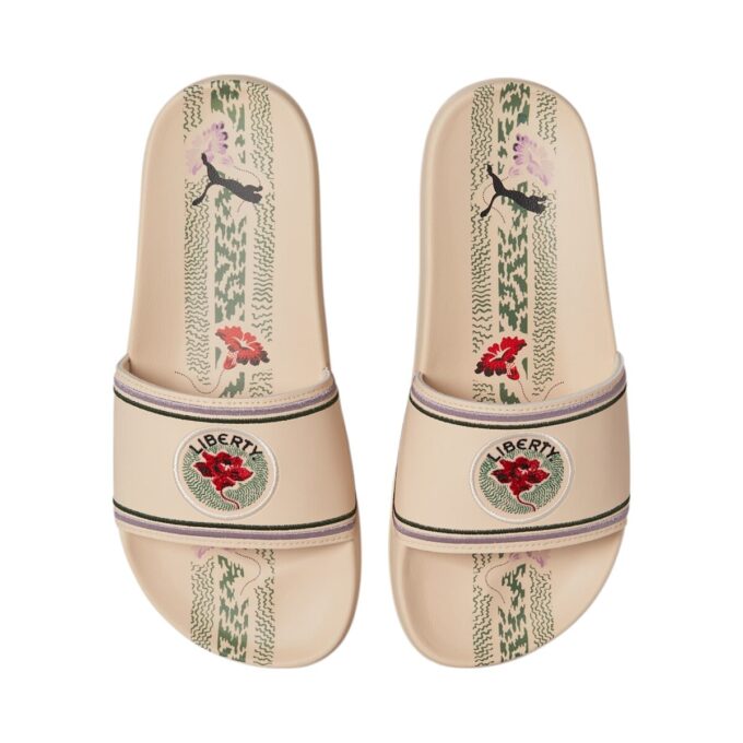 (WMNS) x Liberty of London Leadcat 2.0 Logotypsandaletter ”Blommiga”