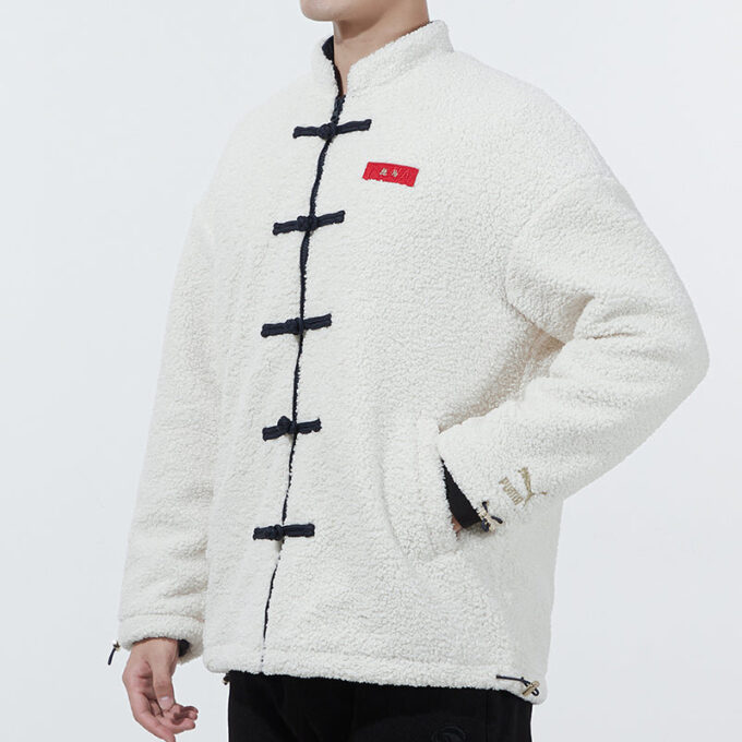 Yott Stand Collar-logotypjacka med begränsad CNY-märkning, vit